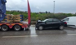 Rüzgar gülü gövdesi taşıyan tıra otomobil arkadan çarptı 4 yaralı