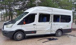 Halk otobüsü ile servis minibüsü çarpıştı: 4 öğrenci yaralı