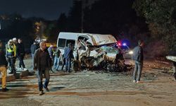İşçi servisi elektrik direğine çarptı: 3'ü ağır, 6 yaralı