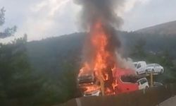 Otoyolda otomobil taşıyan tırda yangın