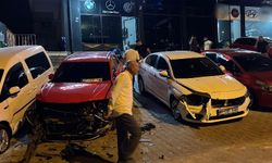 Kontrolden çıkıp savrulan Fiat Tofaş, oto galerideki araçlara çarparak durabildi