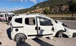 Hafif ticari araç takla attı: 2'si ağır 4 yaralı