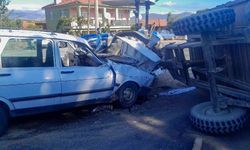Dönüş için manevra yapan traktöre çarpan otomobilin sürücüsü yaralandı
