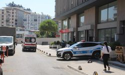 Apartmanın merdivenlerinden düşen yaşlı adam hastanelik oldu