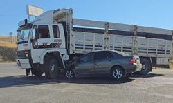 Kamyonla çarpışan otomobilin sürücüsü yaralandı
