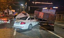 Beyoğlu'nda makas atan alkollü sürücü dehşet saçtı! Kamyonun altına girdi: 3 yaralı