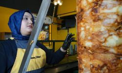 20 yaşındaki döner ustası kadın erkeklere taş çıkartıyor