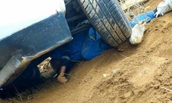 Hareket eden otomobilini durdurmak isterken altında kaldı