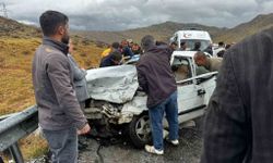 İki otomobilin çarpışması sonucu 5 kişi yaralandı