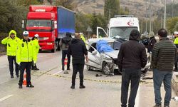 Bariyerlere çarpan otomobil takla attı: 1 ölü, 4 yaralı