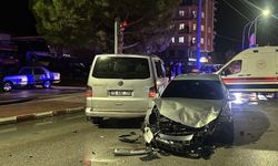 Burdur'da iki aracın çarpıştığı kazada 12 öğrenci yaralandı