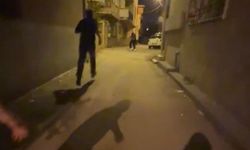 OTOMOBİLLE KOVALADI, YETMEDİ TAŞLA PEŞİNE DÜŞTÜ!