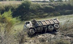 Taşkının yaşandığı Tersakan Çayı’na kamyon devrildi