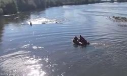 5 KİŞİLİK AİLE NEHİRDE MAHSUR KALDI! 1 ÇOCUK ÖLDÜ, 2'Sİ KAYIP