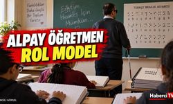 Adana'da görme engelli öğretmen Alpay Şahin, öğrencilerine yol gösteriyor