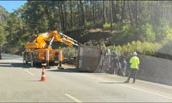 GÖCEK’TE TIR DEVRİLDİ: 1 YARALI!