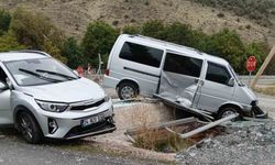 Minibüs ile otomobil çarpıştı: 4 yaralı