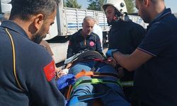 Otomobil kamyonunun altına girdi: 2’si ağır 3 yaralı