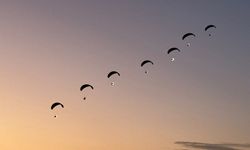Çalış’ta LED ışıklı paramotor gösterisi nefes kesti!
