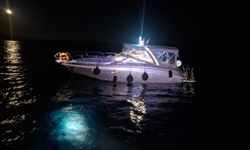 Marmaris'te tekne kayalıklara çarptı! 2 kişi kurtarıldı