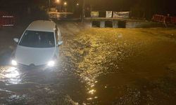 Menteşe'de yağış nedeniyle yol çöktü! Araç çukura düştü