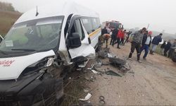Susurluk’ta işçi servisi ile otomobil kafa kafaya çarpıştı: 10 yaralı