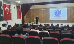 Fethiyeli seyyah Salim Yılmaz, ilginç anıları ve gezi deneyimlerini öğrencilerle paylaştı