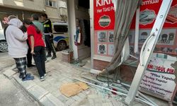 Kaza yapan ticari taksi terzi dükkanına girdi