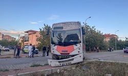 Yolcu midibüsü ile otomobil çarpıştı: 4'ü çocuk 7 yaralı