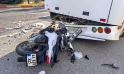 Yolcu midibüsüne çarpan motosikletteki 1 kişi öldü, 1 kişi yaralandı