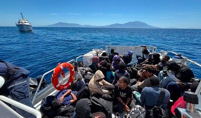 Lastik bot durduruldu: 30 düzensiz göçmen yakalandı