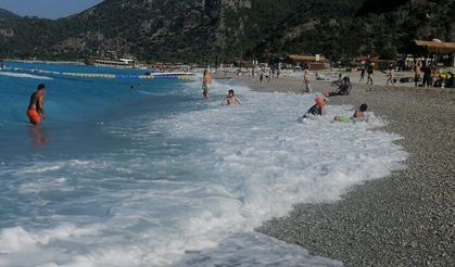 Ölüdeniz'de dalgalar eğlenceye dönüştü