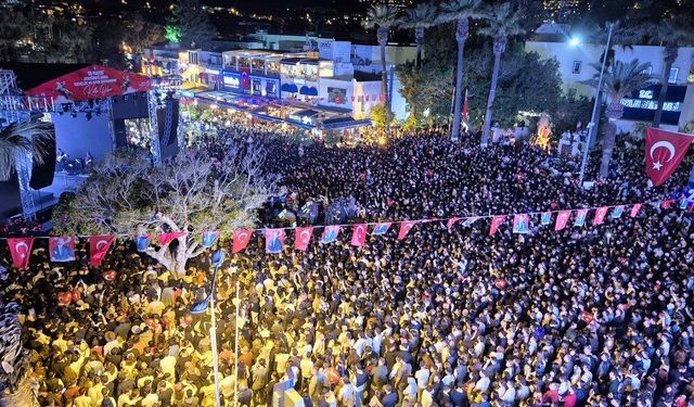 Bodrum'da kalabalık meydanlara sığmadı