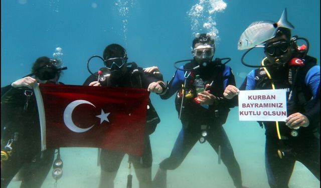 Fethiye'de dalgıçlardan 'ıslak' bayram kutlaması
