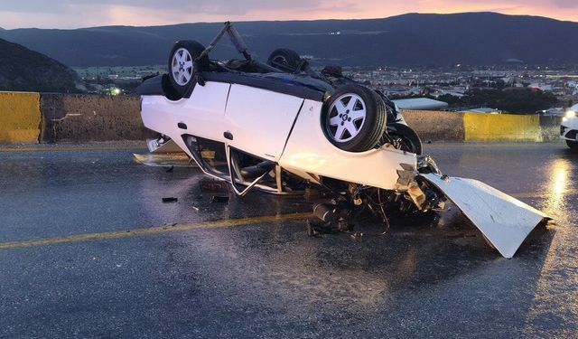 Takla atan otomobil ters döndü: 5 yaralı