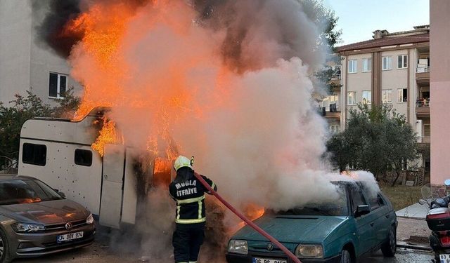 Muğla'da çıkan yangında karavan ve otomobil kullanılamaz hale geldi