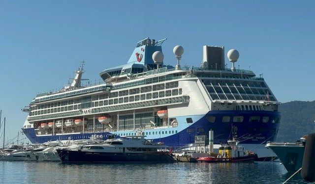 Dev gemi 2 bin500 yolcusu ile Marmaris Limanı’na demirledi