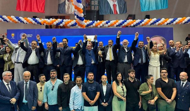 AK Parti'ye toplu katılım: 612 kişiye rozet takıldı
