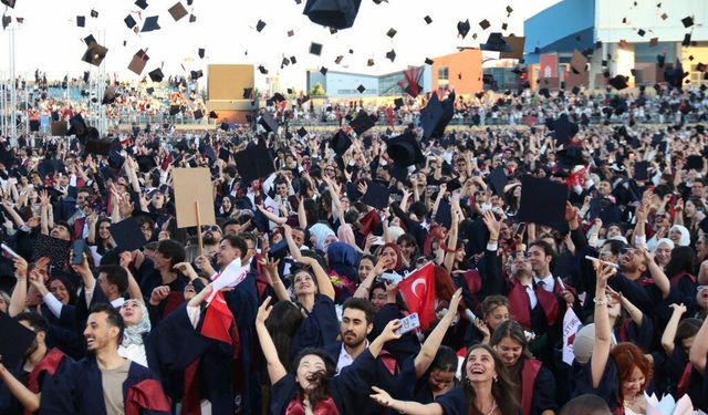 Anadolu Üniversitesi'nde mezuniyet sevinci