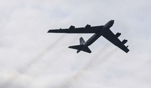 B-52 bombardıman uçağı düştü