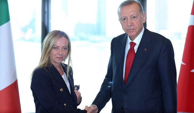 Cumhurbaşkanı Erdoğan’a söz vermişti, Meloni, sigarayı bıraktı