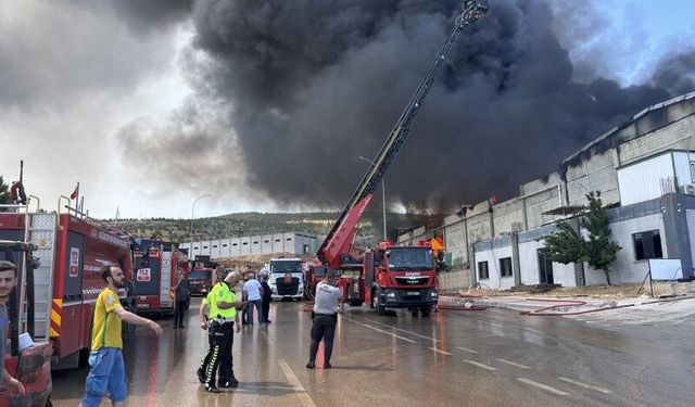Fabrika yangını: Ekiplerin müdahalesi sürüyor