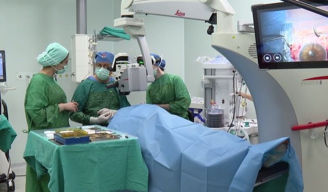 Göz hekimleri, canlı yayında 4 günde 70 ameliyat yapacak