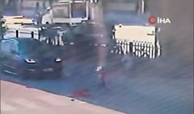 Yolun karşısına geçerken iki aracın çarptığı çocuk hayatını kaybetti