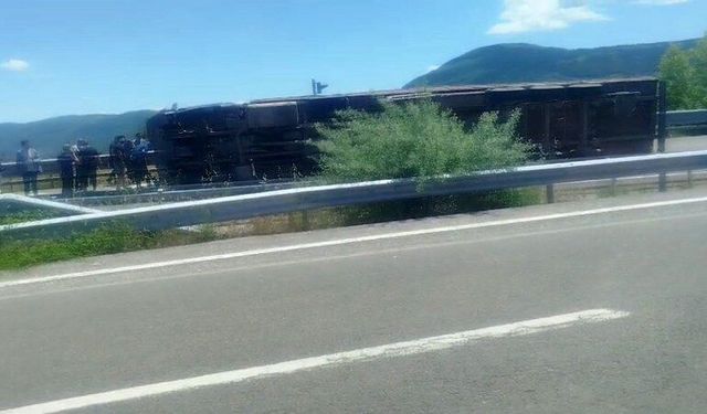Hurda demiri yüklü tır devrildi: 1 yaralı