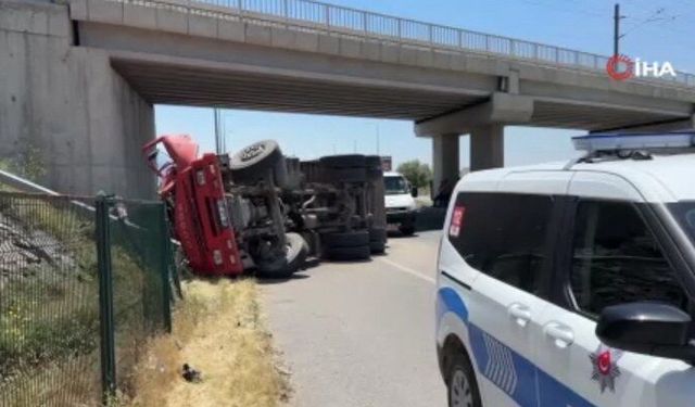 Damperi açılan kamyon köprüye çarptı: 1 ölü
