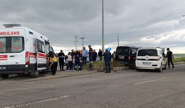 2 araç çarpıştı: 3’ü çocuk 5 kişi yaralandı
