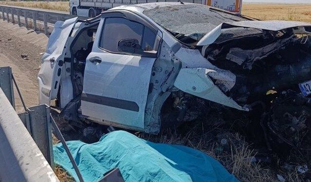 Otomobil refüje çarptı: 1 ölü, 2 yaralı