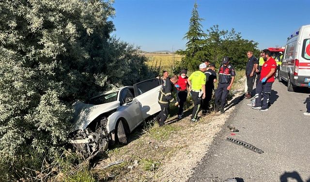 Otomobil park halindeki araca çarptı: 1 ölü, 2 yaralı