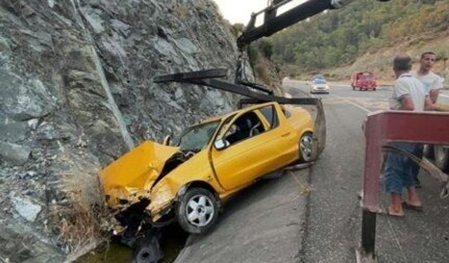Savrulan otomobil hurdaya döndü, sürücü araçta sıkıştı